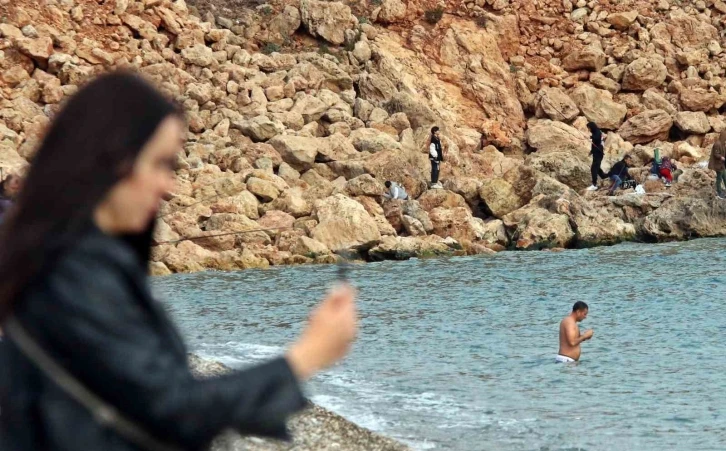 Türkiye’de kar esareti, Antalya’da deniz keyfi