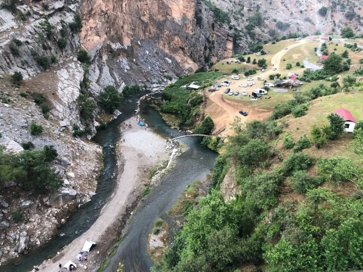 Türkiye’nin dört bir yanından Adana’ya serinlemek için geldiler
