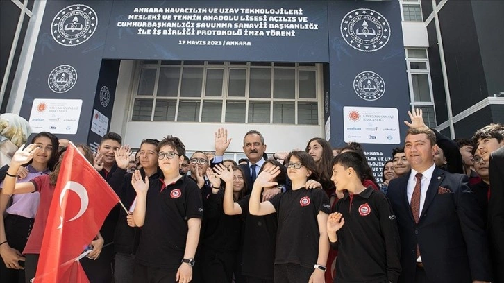 Türkiye'nin ilk uzay ve havacılık teknolojileri meslek lisesine Özdemir Bayraktar'ın adı v