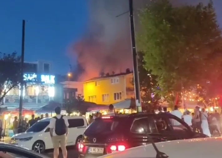 Tuzla’da iki katlı binanın çatısı alev alev yandı
