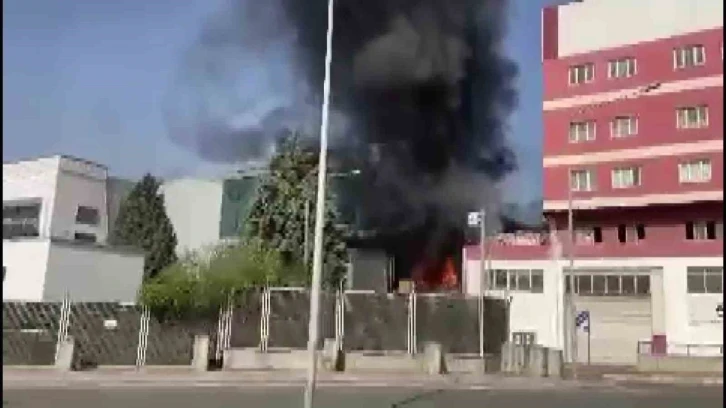 Tuzla’da madeni yağ fabrikası alev alev yandı
