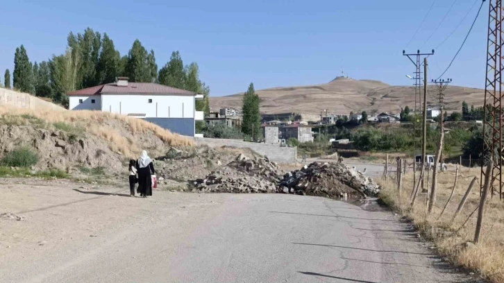 Üç parselinden geçen yolu kapattı
