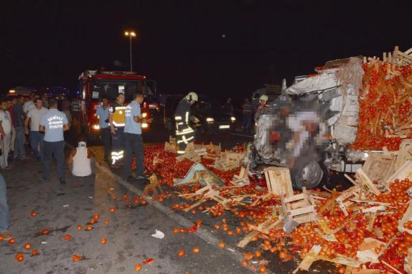 Domates dolu kamyonet yolu birbirine kattı, 1 ölü