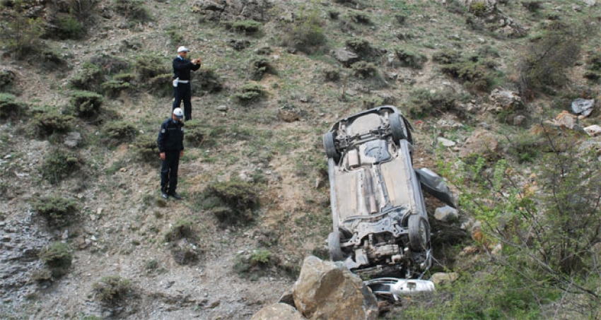 Uçuruma yuvarlanan otomobilden sağ çıktılar