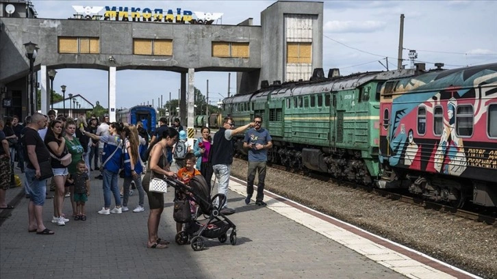 Ukrayna'da Kahovka HES'in vurulduğu bölgedeki bazı siviller trenlerle tahliye ediliyor