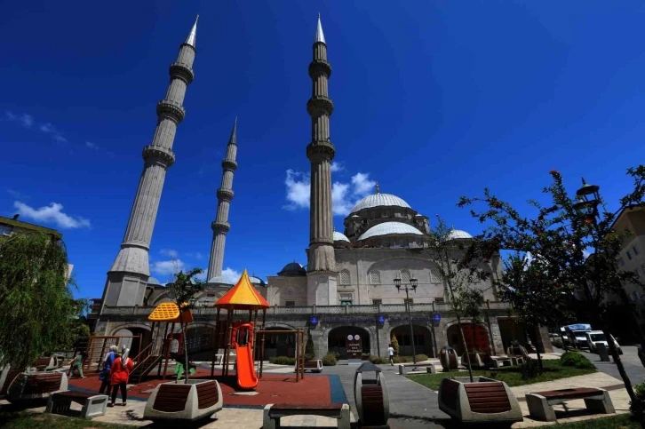 Ulu Cami Kütüphanesi dolup taşıyor
