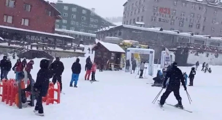 Uludağ'da beklenen kar yağış başladı