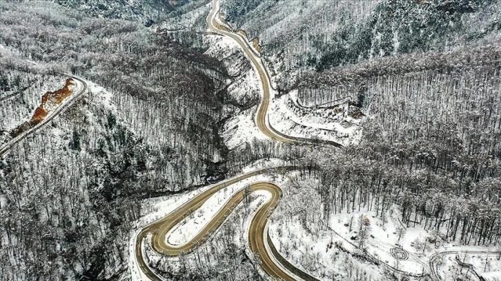 Uludağ'ın yamaçlarındaki kıvrımlı yollar karlı ormanlarla bütünleşti