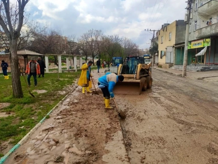 Ümraniye Belediyesi 37 aracıyla deprem bölgesinde hizmet veriyor
