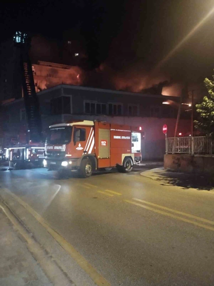 Ümraniye’de mobilya imalathanesinin çatısı alev alev yandı
