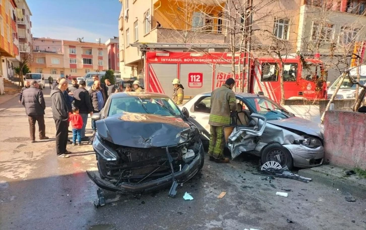 Ümraniye’de otomobilin çarptığı araç evin bahçesine daldı: 3 yaralı
