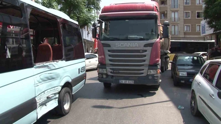 Ümraniye’de yolcu dolu dolmuş ile tır çarpıştı: 5 yaralı
