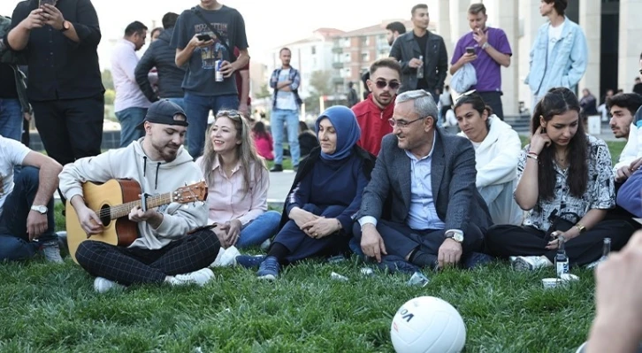 Üniversite öğrencileriyle bir araya geldi
