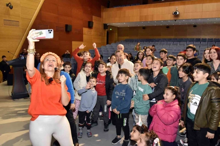 Ünlü yazar ve tiyatrocular depremzede çocukların yüzünü güldürdüler
