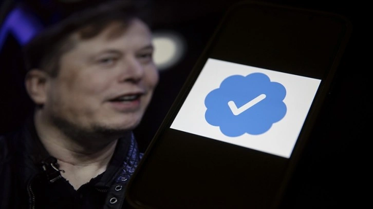 Ünlüler, kamu ve medya kuruluşları Twitter'a "mavi tik" için ödeme yapmayı reddediyor