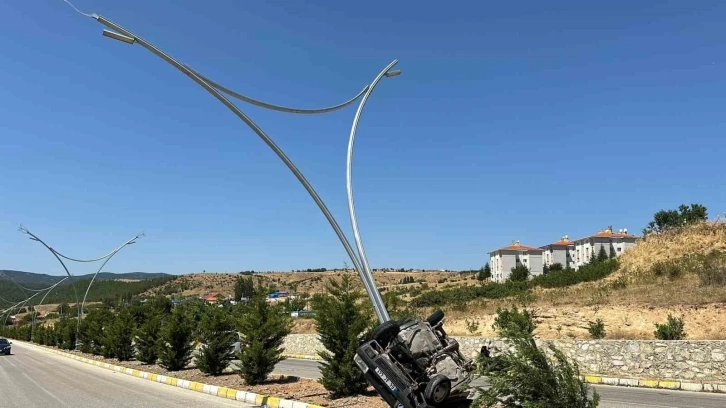 Uşak’ta aydınlatma direğine çarpan araçta 5 kişi yaralandı
