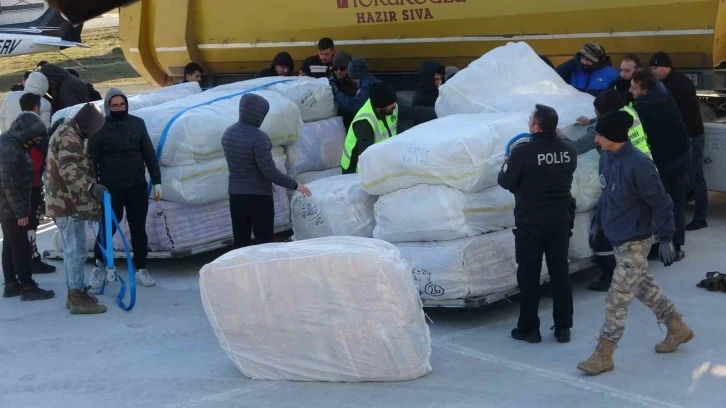 Uşak’tan deprem bölgesine uçakla battaniye gönderildi
