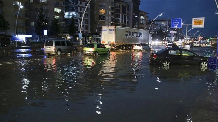 Uşak'ta sağanak etkili oldu