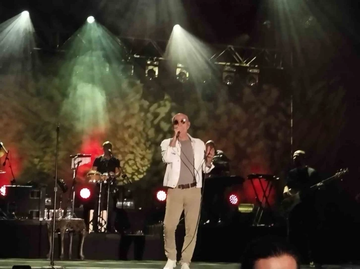 Mazhar Alanson'dan duygu dolu konser 