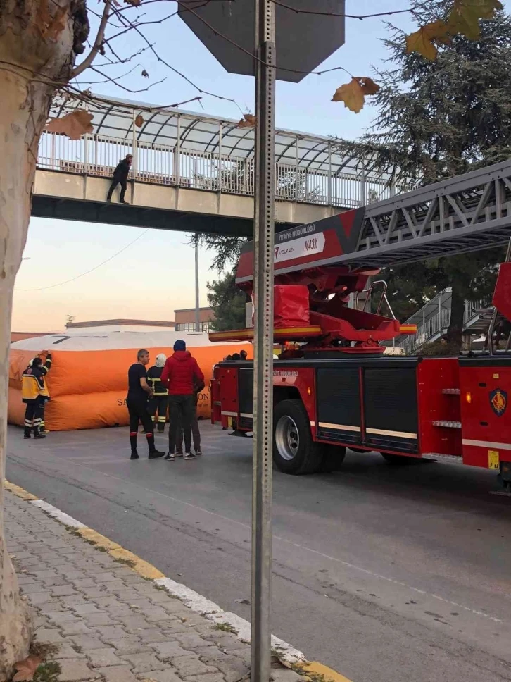 Üst geçitte intihar teşebbüsünü polis engelledi
