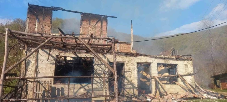 Uykuda yangına yakalandı, ikinci kattan atlayarak canını kurtardı
