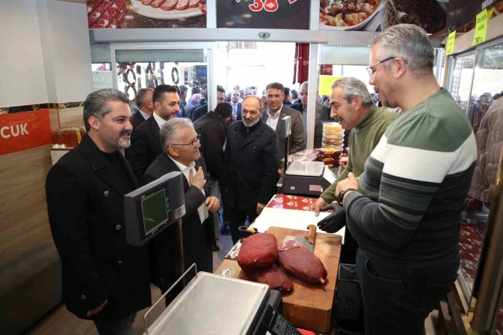 Üzüm’den gündüz esnaf ziyaretleri, akşam gençlik buluşmaları
