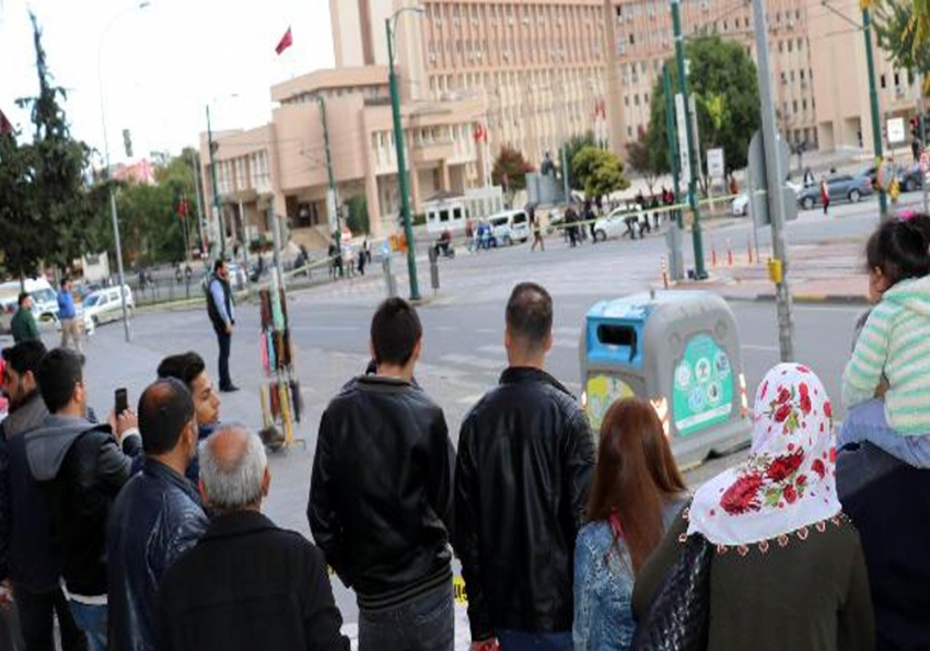 Gaziantep Valiliği önünde bomba paniği