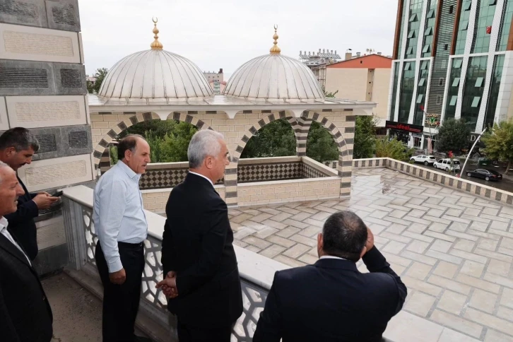 Vali Çakır, camii inşaatında incelemelerde bulundu
