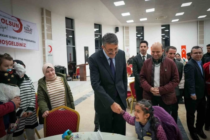 Vali Çelik, ailelerle iftar yemeğinde bir araya geldi
