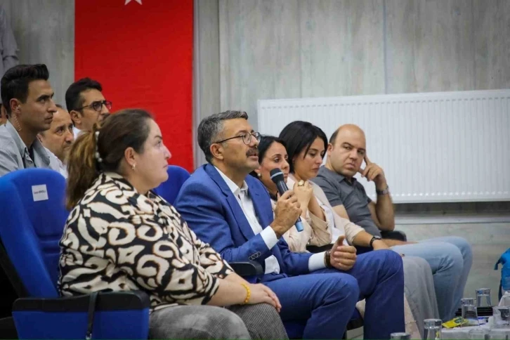 Vali Çelik, Diyarbakır annelerinin mücadelesini anlatan “Sesler ve Yüzler” belgeselini izledi
