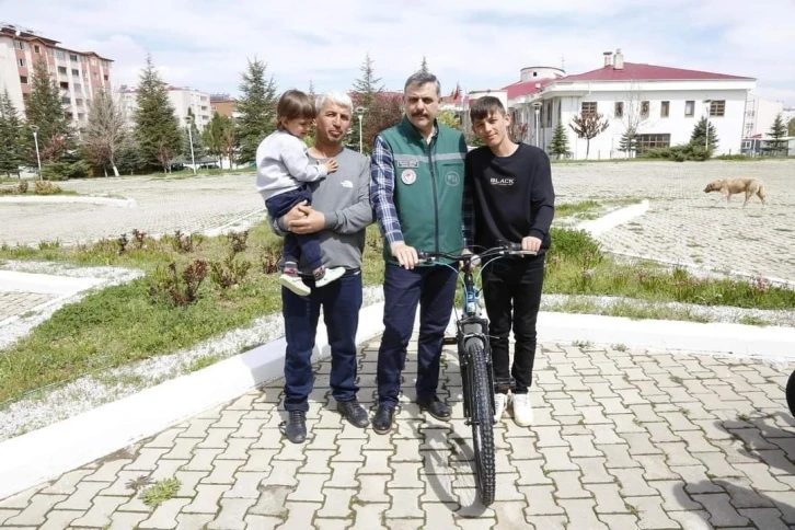 Vali Çiftçi’den depremzede çocuklara bayram hediyesi
