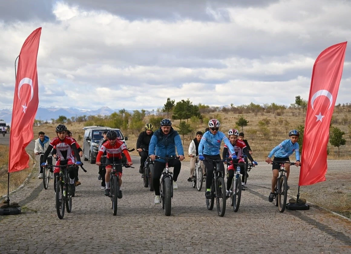 Vali Çiftçi gençlerle pedal çevirdi
