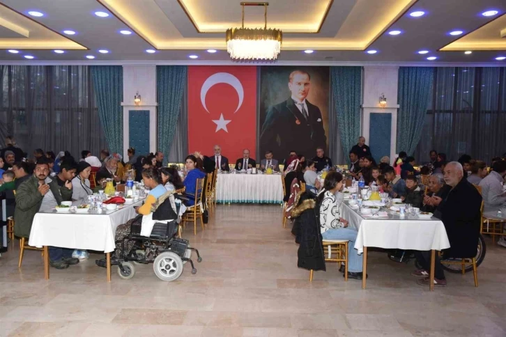 Vali Karadeniz, Roman vatandaşlarla iftarda bir araya geldi
