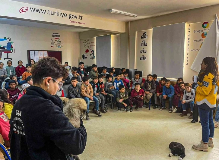 Çocuklara hayvan sevgisi aşılanıyor