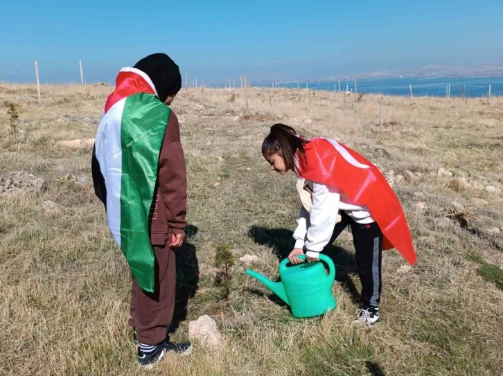 Van’da Gazzeli çocuklar adına fidan dikildi
