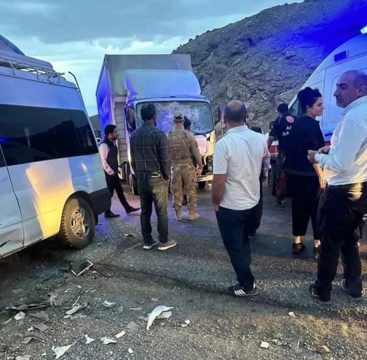 Van’da minibüs ile kamyon çarpıştı: 1 ölü, 7 yaralı
