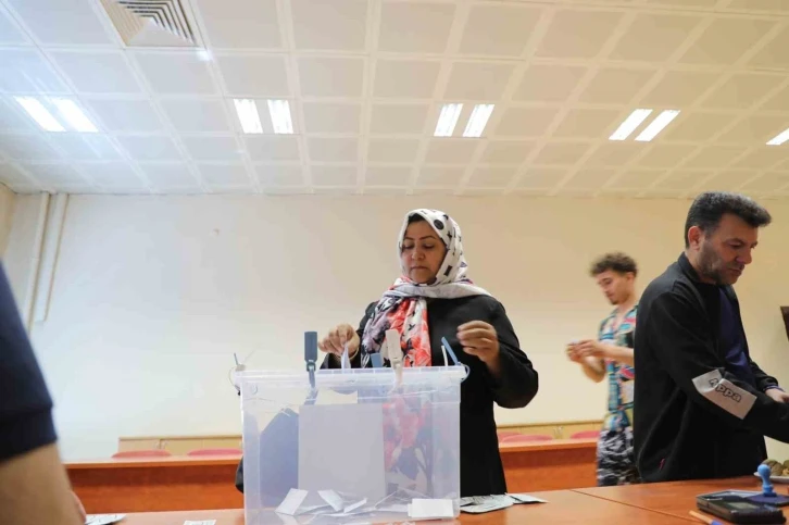 Van’daki İranlı seçmenler ikinci tur seçimleri için oy kullandı
