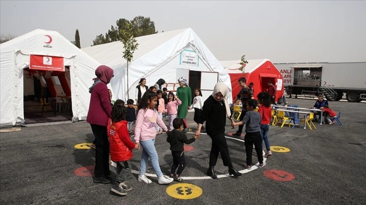 Van depremini yaşayan AFAD gönüllüleri Adıyaman'da çocukların yüzünü güldürüyor