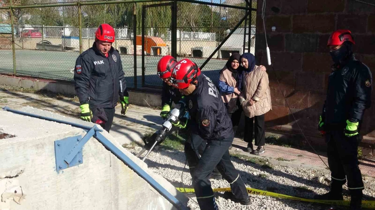 Van depreminin 13. yıl dönümünde gerçeği aratmayan tatbikat
