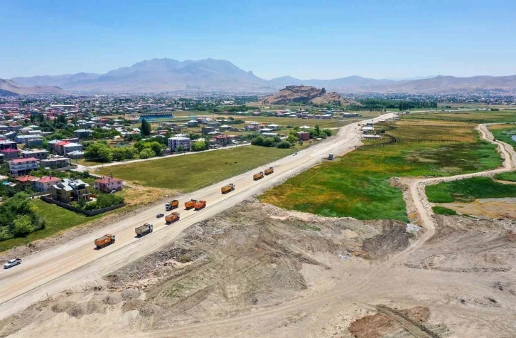 Van Gölü’nün gerdanlığı sahil yolunda hummalı çalışma
