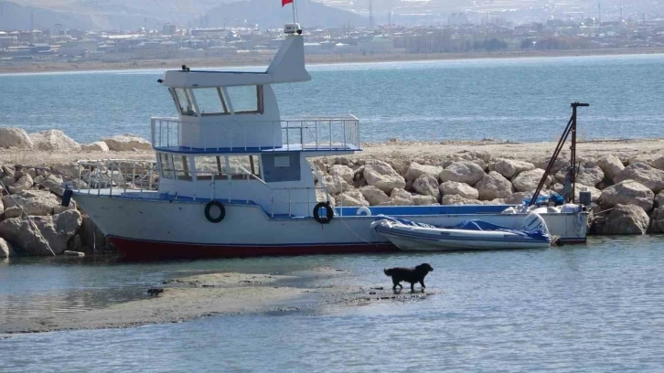 Van Gölü seviye kaybediyor: Sahildeki kum adalarının sayısı arttı
