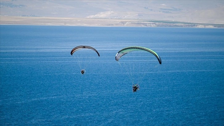 Van'da Yamaç Paraşütü ve Paramotor Hedef Şampiyonası devam ediyor