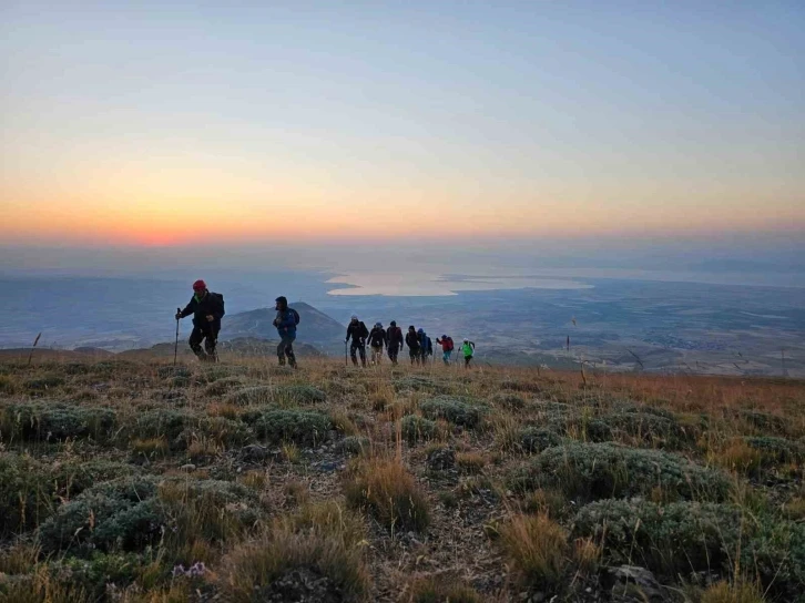 Vangölü Aktivistleri Derneği üyeleri Süphan Dağı’na tırmandı
