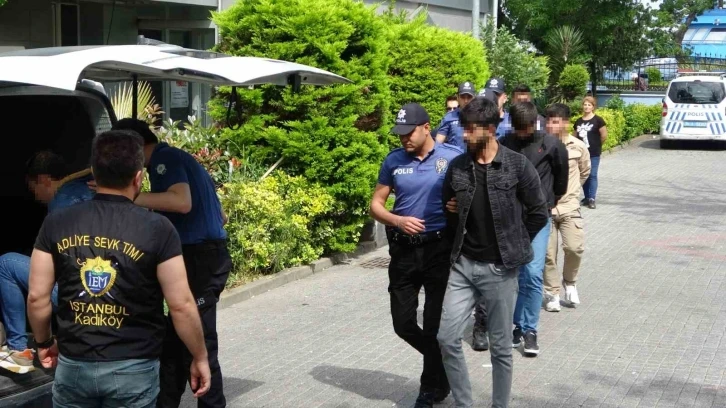 Vatandaşı rahatsız edip polise saldırdılar
