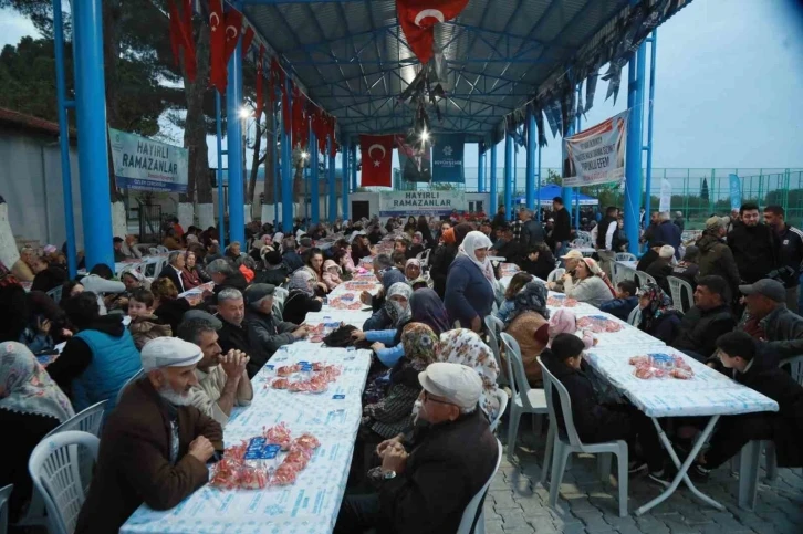 Vatandaşlar, Büyükşehir’in iftar sofralarında bir araya gelmeye devam ediyor
