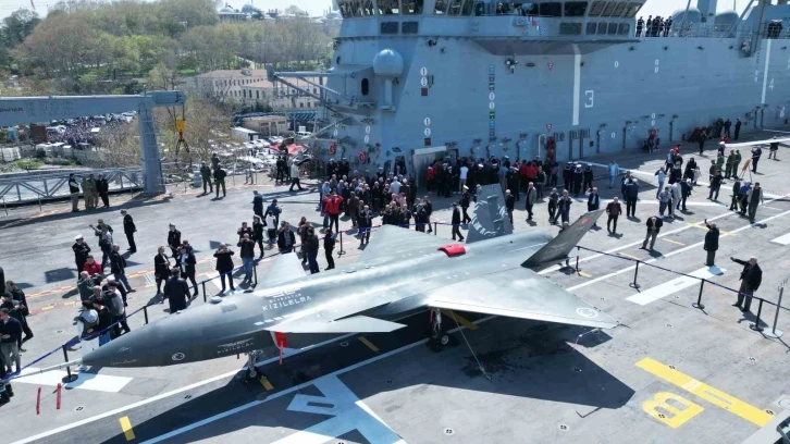 Vatandaşlardan en büyük askeri gemi TCG Anadolu’ya yoğun ilgi