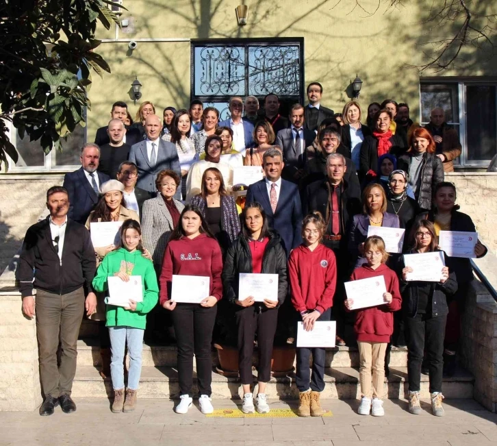 Veremi en iyi çizen ve yazıya döken öğrenciler ödüllerini aldı
