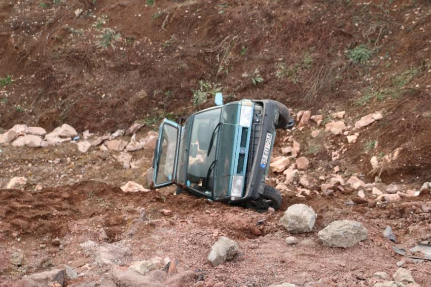 Virajı alamayan otomobil şarampole uçtu