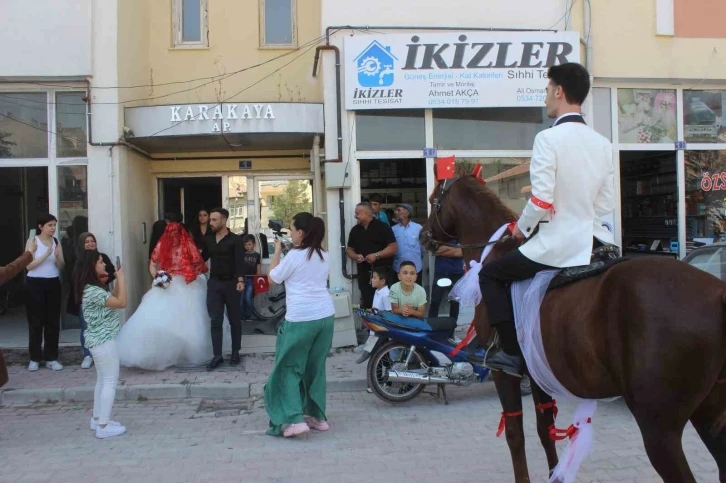 Vinçle evlilik teklif etti, gelin almaya at üstünde geldi
