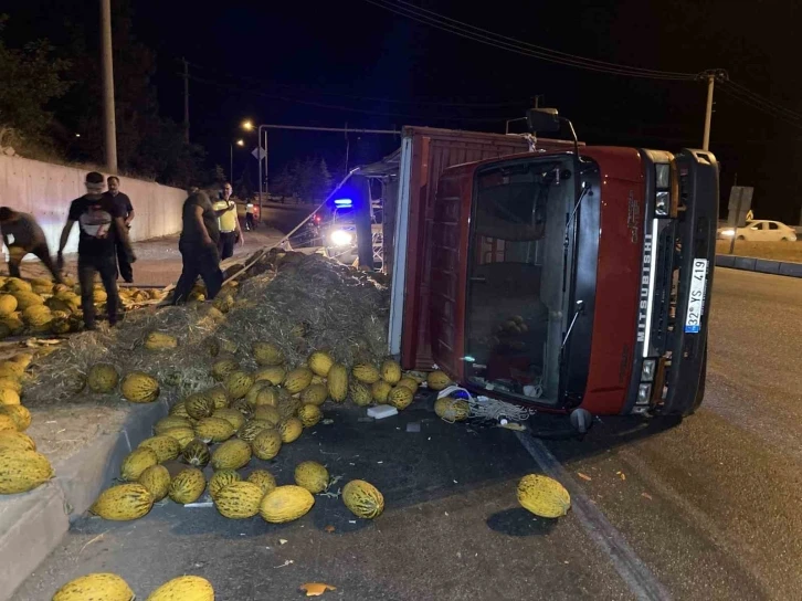 Virajı alamayan kavun yüklü kamyon devrildi, trafikte uzun araç kuyruğu oluştu
